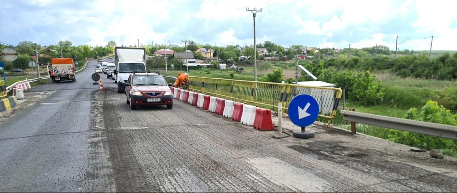  Au demarat lucrările de lărgire a podului de pe DN 28, la Sârca