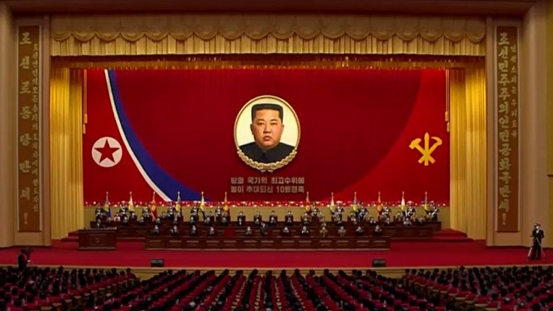 Ceremonie grandioasă pentru prezentarea noului portret oficial al lui Kim Jong-un