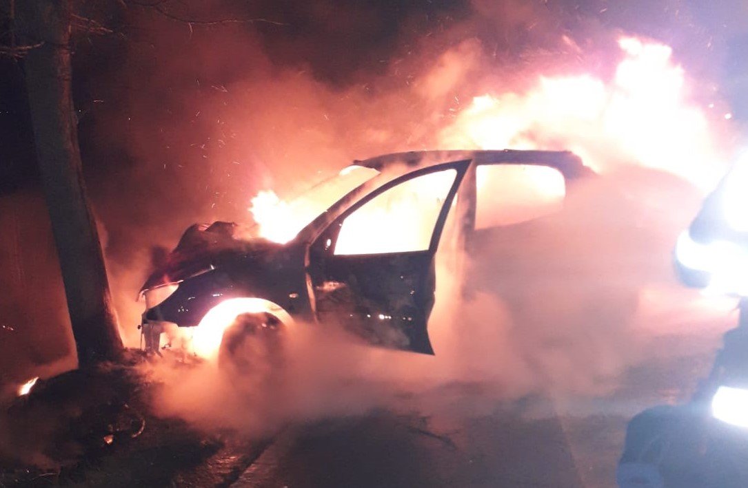  Două femei au ajuns la spital după ce maşina în care se aflau s-a răsturnat şi a luat foc
