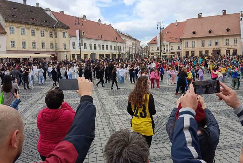 VIDEO: Cel mai mare flashmob din România, la Sibiu.  Mesaj de pace pentru întreg Mapamondul