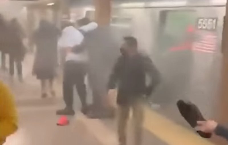  VIDEO: Momentul în care sunt împușcați călătorii din metroul New York