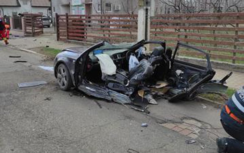  Accident mortal la Rădăuți: Audi rupt în două după impactul cu un stâlp. Șoferul depășise în goană o coloană de mașini