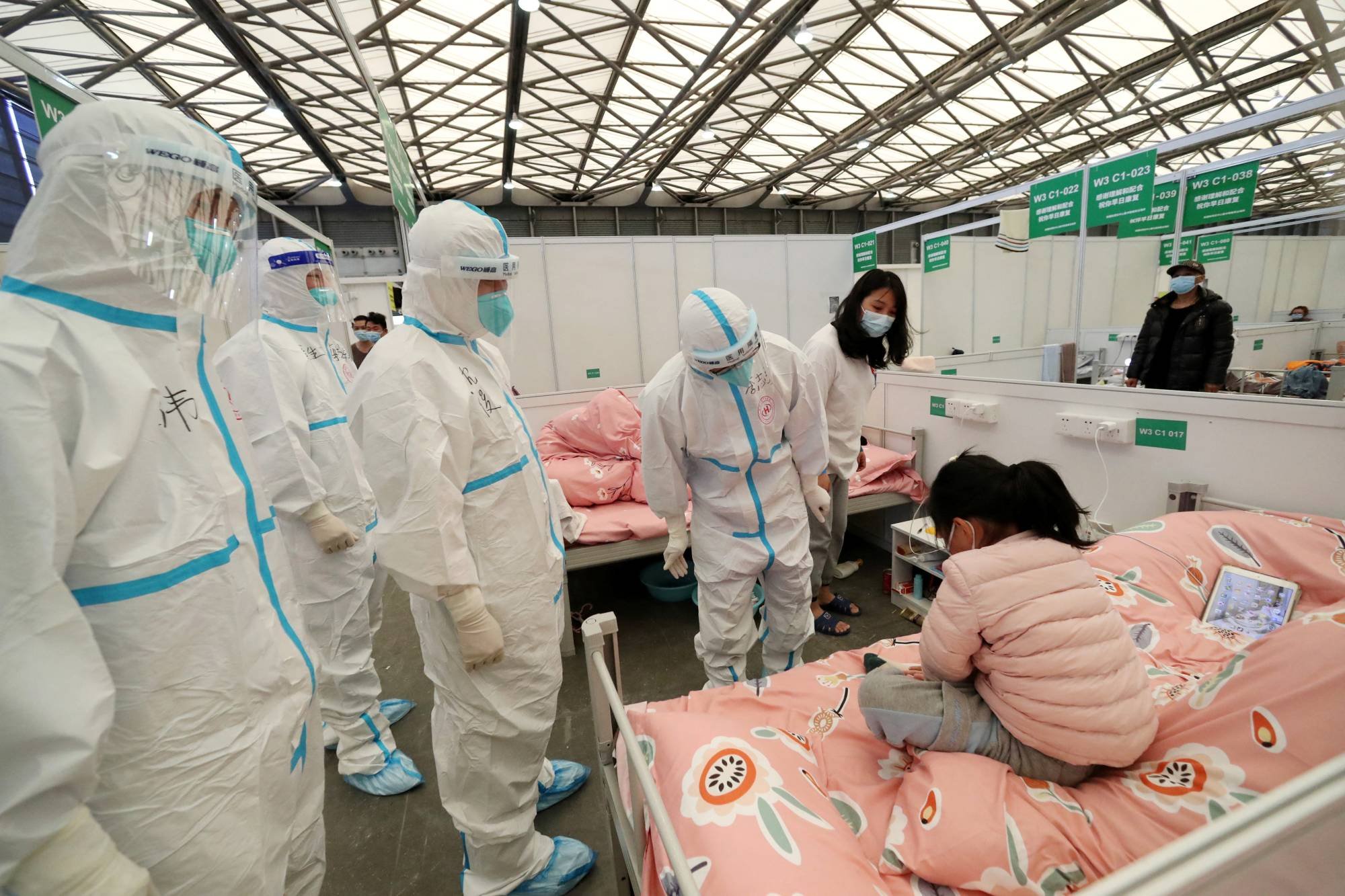  Locuitorii din Shanghai, închiși în case, dar numărul cazurilor de coronavirus crește
