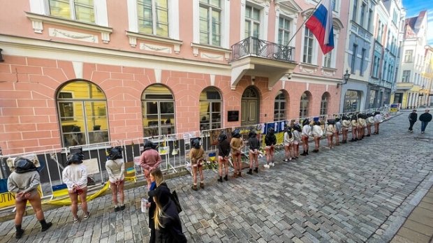  FOTO În lenjerie intimă şi „pline de sânge”, protest inedit al femeilor din Estonia faţă de violurile soldaţilor ruşi în Ucraina