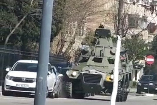  O maşină de tip militar, condusa de Dani Mocanu, loveşte un autoturism parcat pe un bulevard din Râmnicu Vâlcea