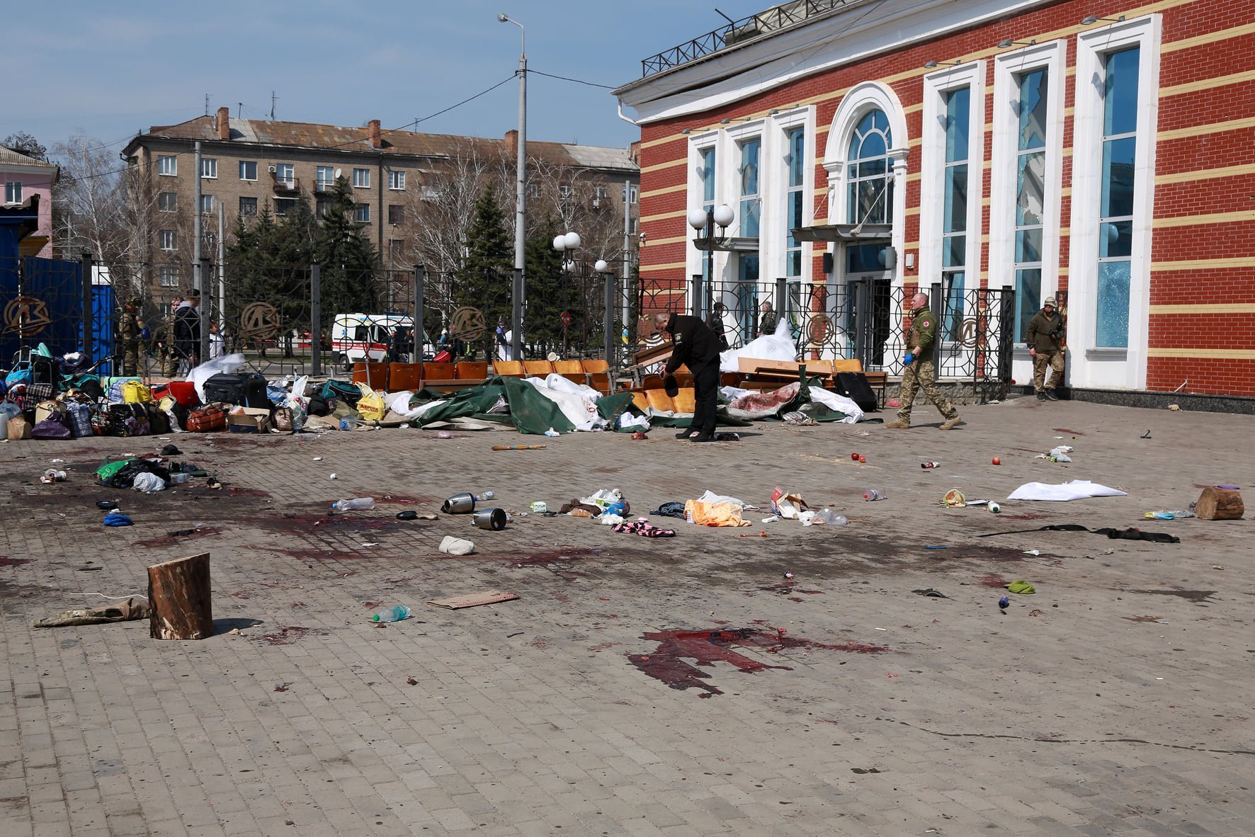  Măcelul de la Kramatorsk: Gara din estul Ucrainei a fost bombardată cu muniție interzisă de legea internațională