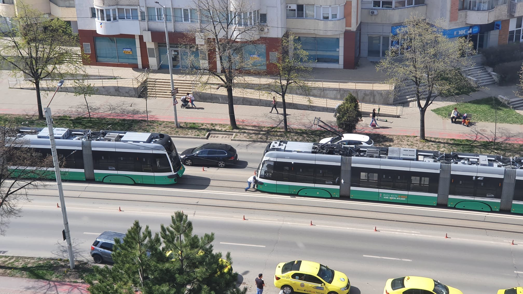  Un tramvai nou s-a stricat deja în trafic, iar călătorii au fost obligați să meargă pe jos
