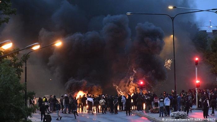  Noi violenţe în Suedia după o manifestaţie de extremă dreapta