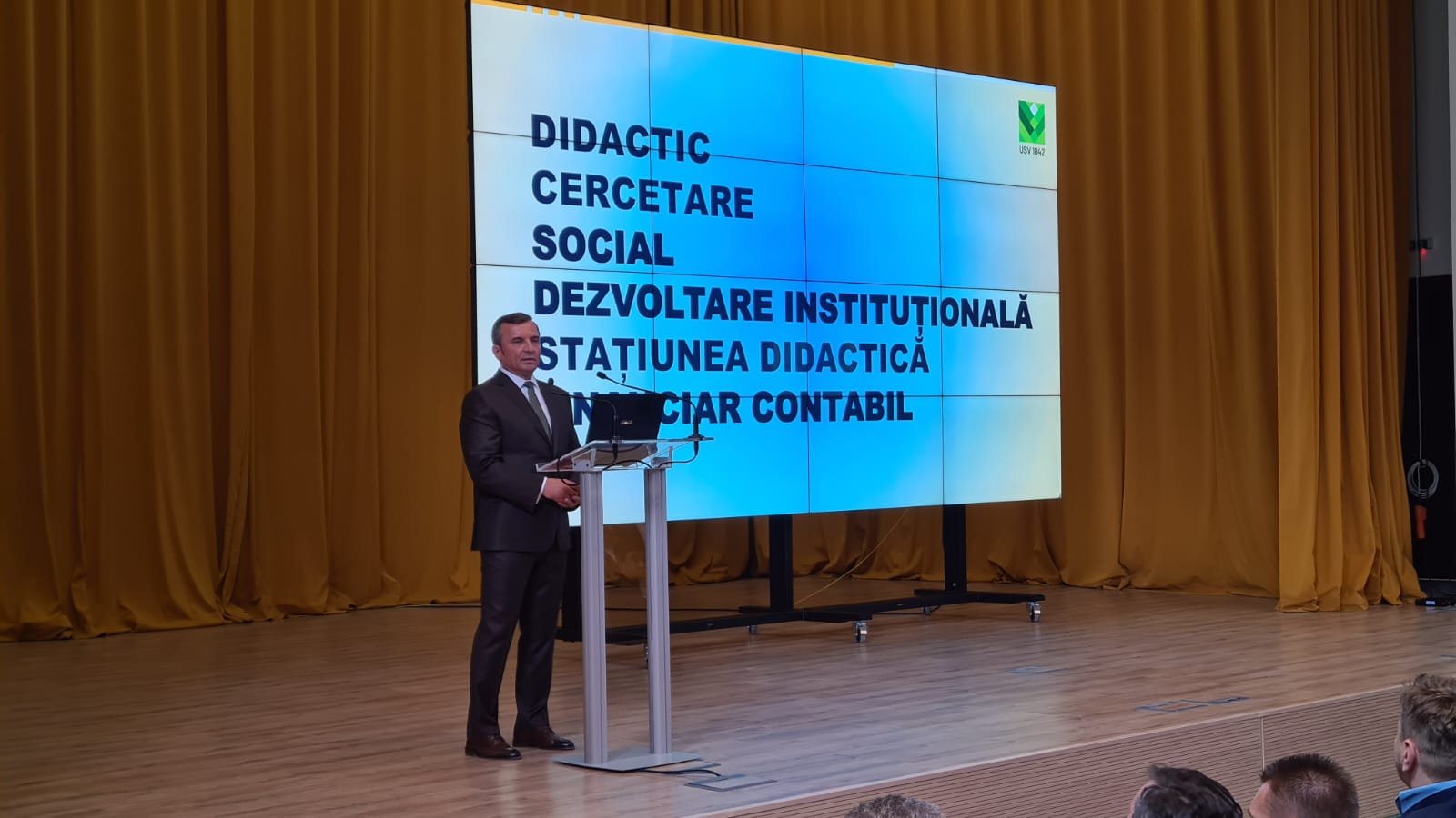  Gerard Jităreanu, rectorul USV Iaşi, prezintă raportul cu privire la starea universităţii