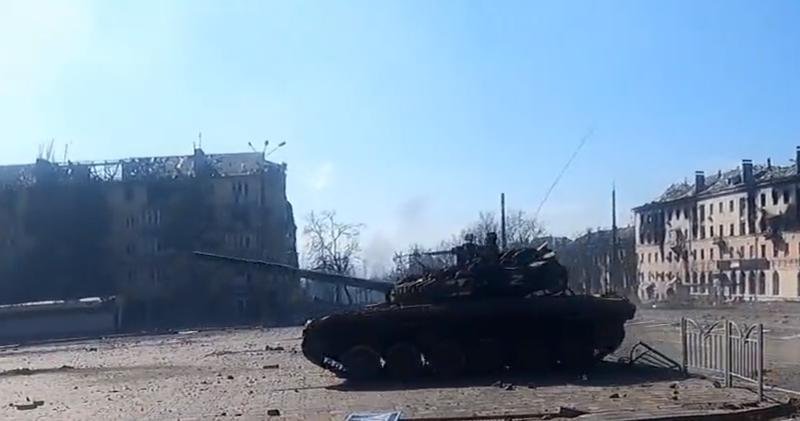  VIDEO Rușii sărbătoresc distrugerea orașului Mariupol făcând drifturi cu tancurile