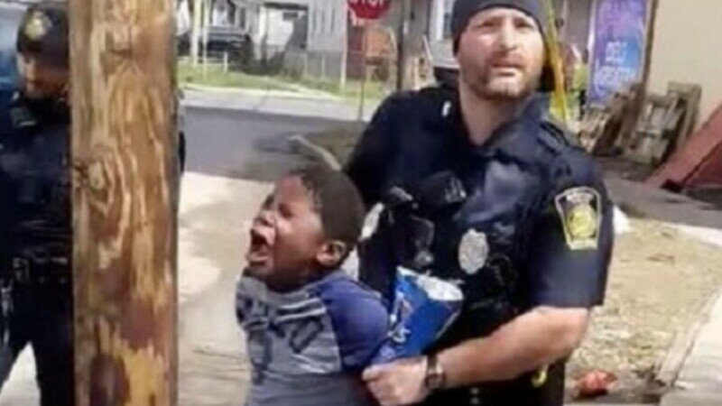  VIDEO: Un copil afroamerican de 8 ani a fost arestat în SUA de un polițist alb. Cazul a stârnit scandal