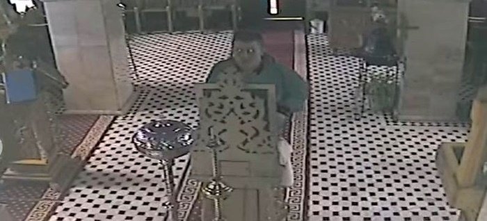  VIDEO: Femeie jefuită în biserică în timp ce se ruga. Preotul a filmat hoțul și îl caută pe Facebook