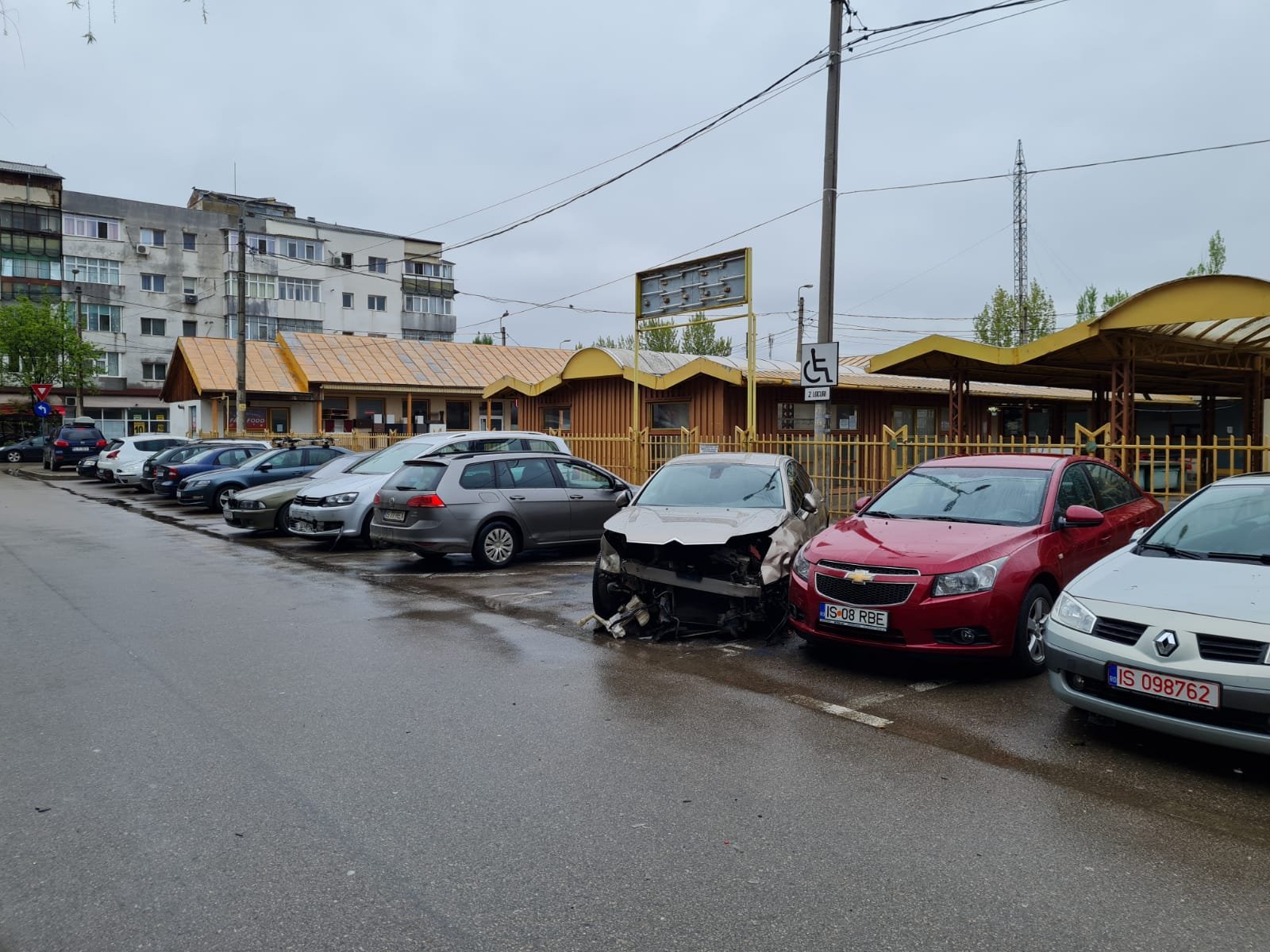  FOTO: Un șofer băut a lovit cinci autoturisme la piața Dacia