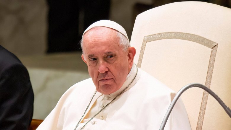  Papa Francisc nu s-a putut ridica pentru a saluta pelerinii din cauza durerilor severe