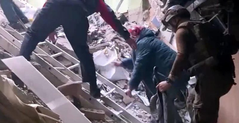  VIDEO: Primele imagini cu civilii scoși din subsolurile uzinei Azovstal
