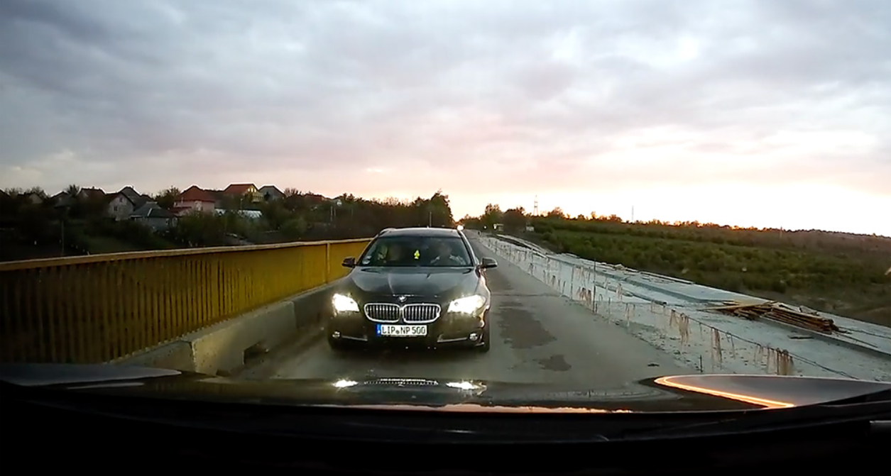  VIDEO: Lecţie dată unui BMW pe un pod din Moldova aflat în reparații