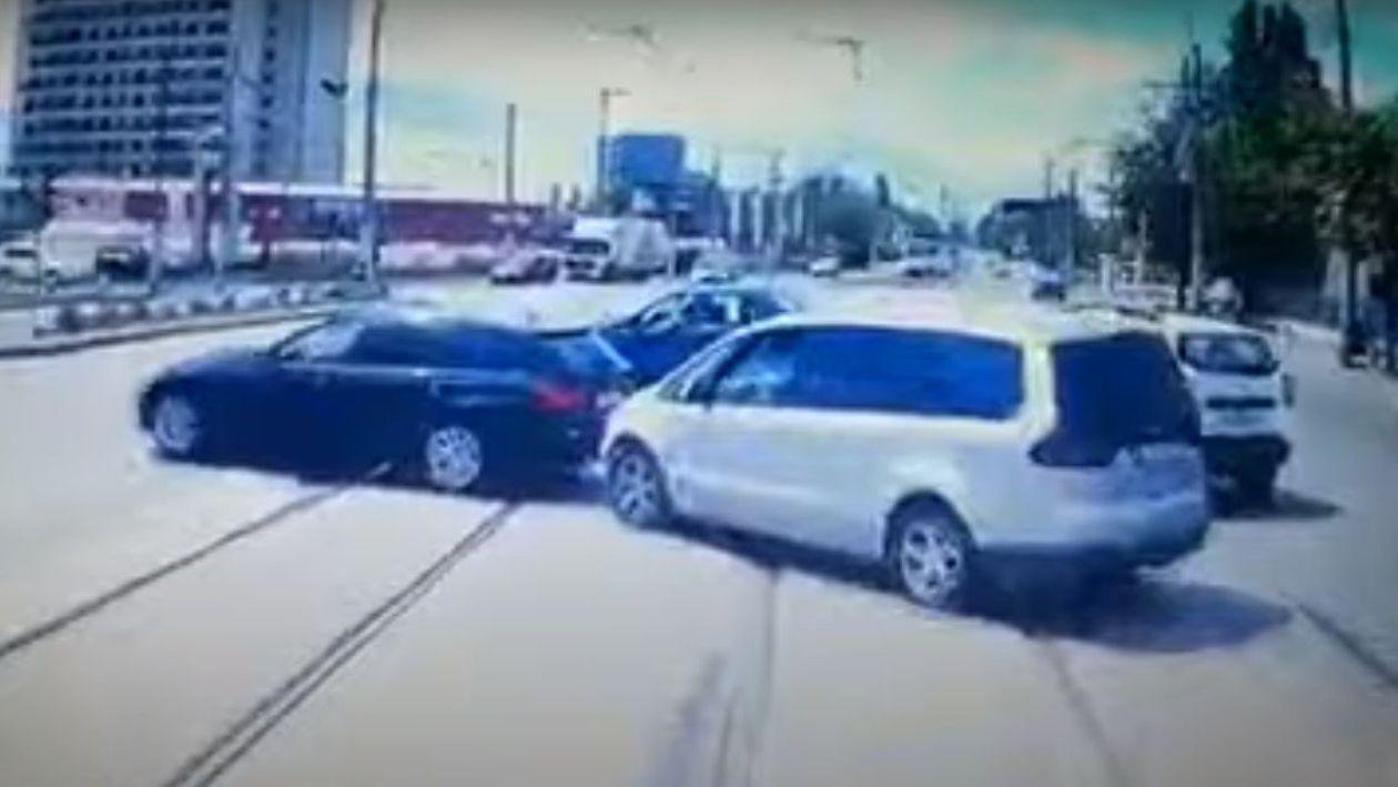  VIDEO: Momentul în care un tramvai lovește mai multe mașini în București