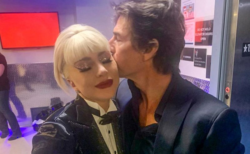  Momentul în care Tom Cruise o sărută tandru pe Lady Gaga
