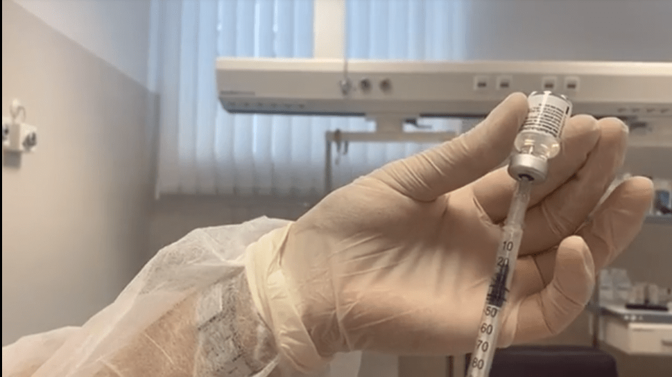  Un medic şi alţi trei angajaţi de la un cabinet, reţinuţi pentru că ar fi vaccinat fictiv 82 de persoane