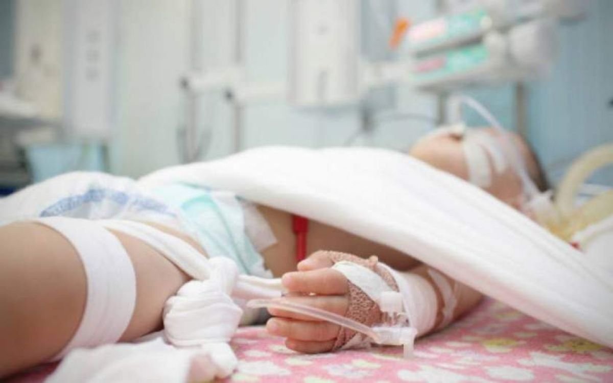  O fetiţă de doar 6 luni, în stare gravă la spital după ce s-a înecat cu lapte