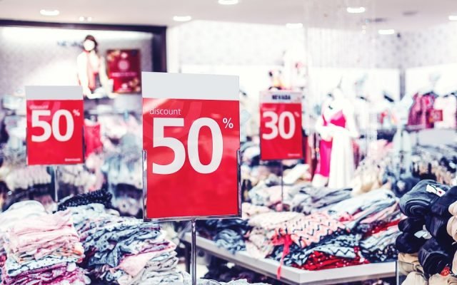  Europenii se îndreaptă spre hainele ieftine din cauza inflaţiei