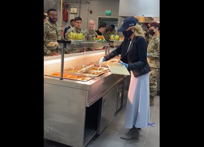  Jill Biden le-a servit mâncare militarilor americani aflaţi la Baza de la Mihail Kogălniceanu