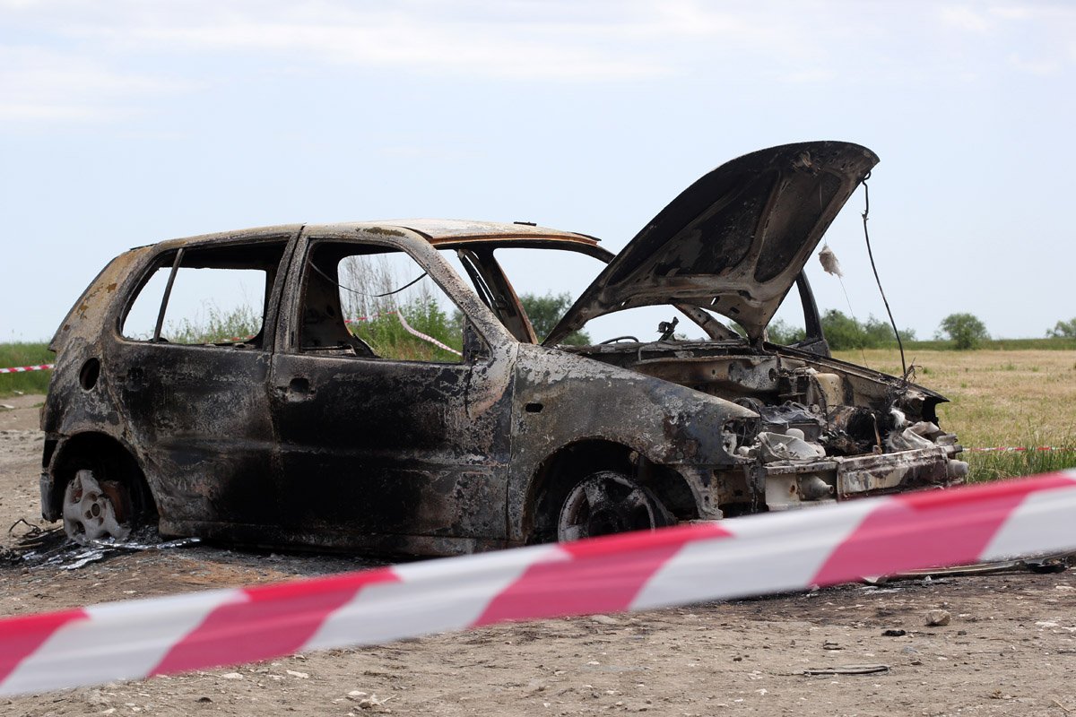  Maşină arsă, cu fragmente de oase umane în interior, descoperită pe un câmp în Ilfov
