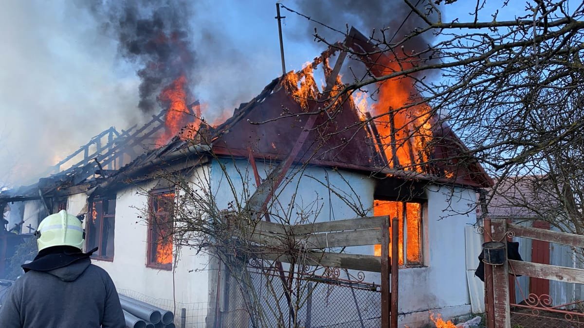 O casă a luat foc în Satu Nou