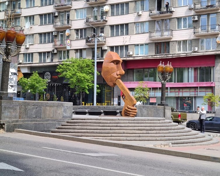  FOTO Sculptură care sfidează Rusia, amplasată în centrul Kievului. Cum este reprezentat Vladimir Putin