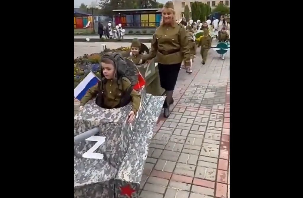  VIDEO Educație sinistră în Rusia în numele propagandei. Copiii de grădiniță, puși să defileze de 9 mai în tancuri de jucărie marcate cu „Z”