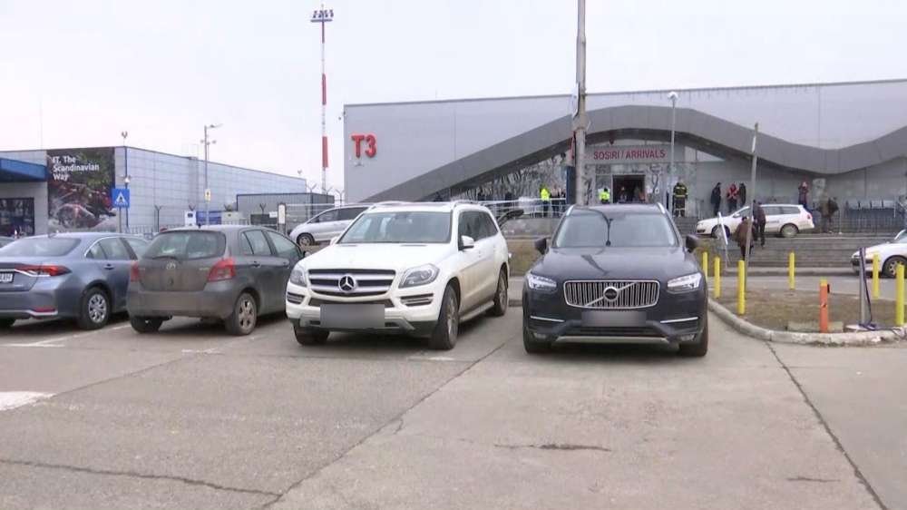  Zeci de mașini ucrainene blochează locuri în parcarea de la Aeroport. Ce-i de făcut?