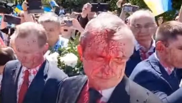  (VIDEO) Ce a păţit ambasadorul Rusiei în Polonia când încerca să depună flori la cimitirul soldaţilor sovietici