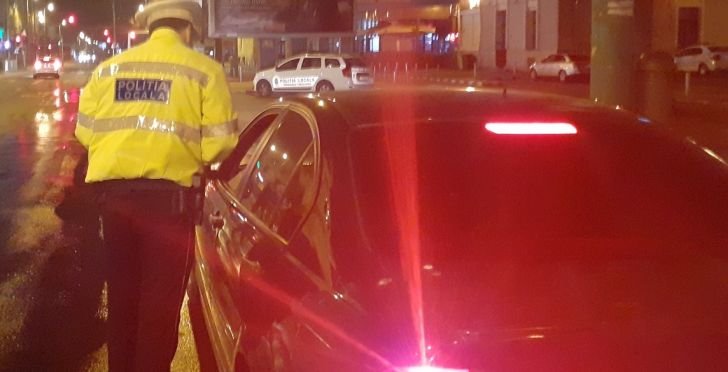  Șofer de BMW amendat cu 800 de lei deoarece își tura motorul la 3 dimineața