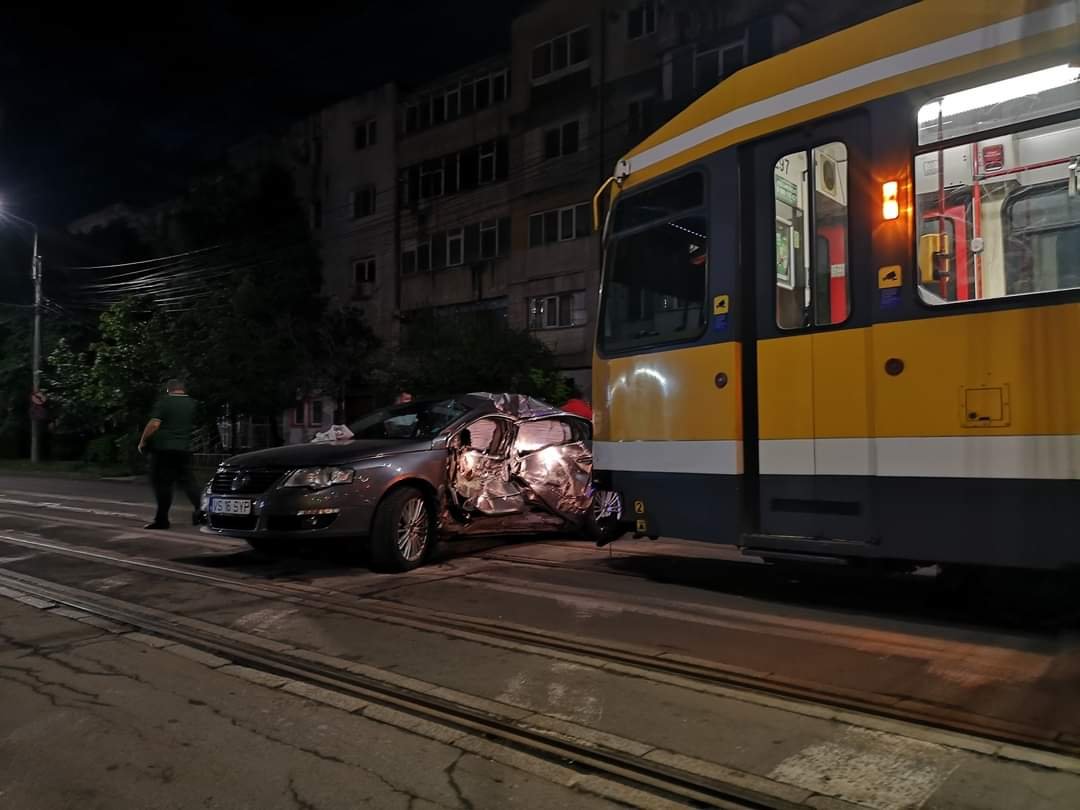  Accident în  Metalurgie. Un tramvai a împins un autoturism 10 metri FOTO