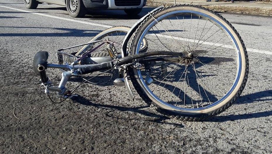  O mopedistă fără permis s-a izbit într-un biciclist beat