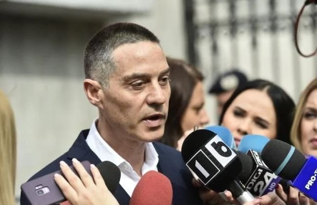  Alexandru Mazăre, condamnat la trei de ani de închisoare, nu a fost găsit acasă de poliţişti. Dat în urmărire