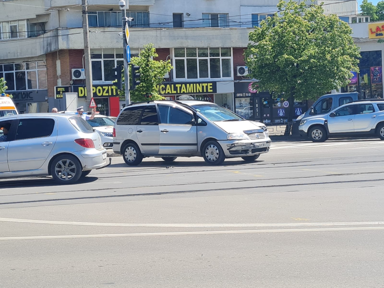  FOTO O tamponare în fața BCR din Podu Roș a blocat circulația