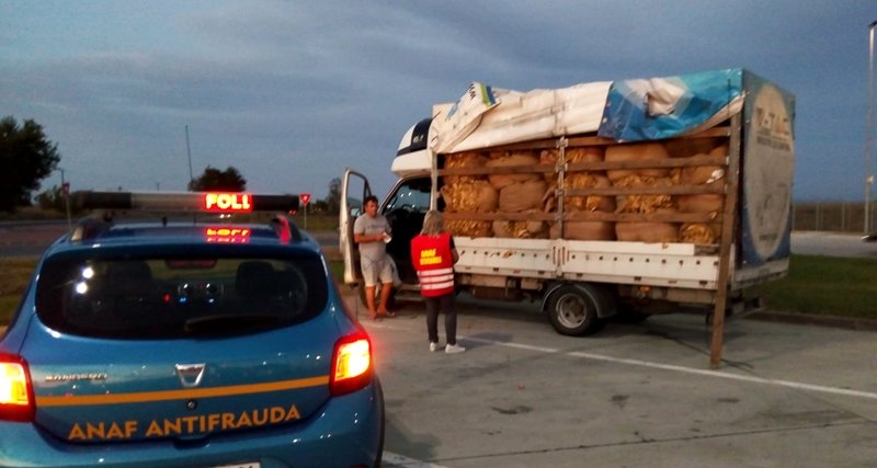  Peste 10 tone de tutun ce ar fi urmat să ajungă pe piața neagră, confiscate de Antifraudă de la o firmă din Iași
