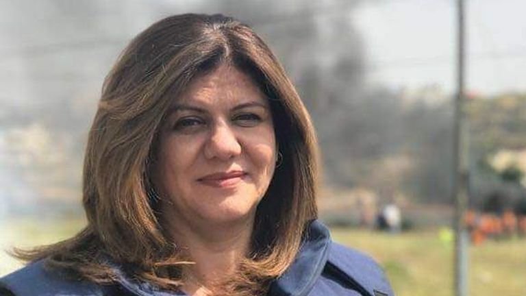  Jurnalista Shireen Abu Akleh din cadrul postului de televiziune panarab Al Jazeera, ucisă în ciocnirile dintre armata israeliană şi palestinieni