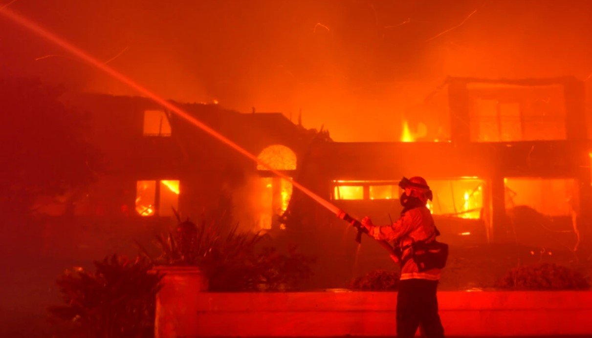  Zeci de case de lux mistuite de un incendiu brusc şi violent (VIDEO)