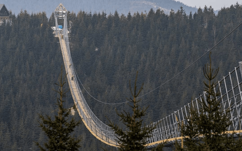  Cel mai lung pod pietonal suspendat din lume, inaugurat vineri în Cehia