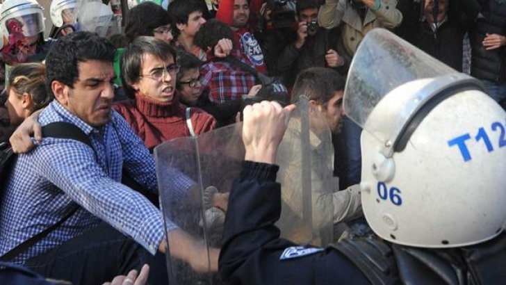  Confruntări violente între poliţia turcă şi studenţii care se opun tăierii copacilor dintr-un campus