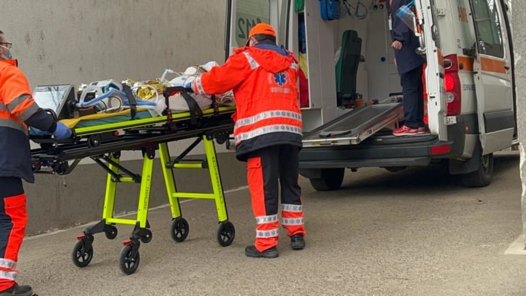  Copil transportat la spital după ce a băut insecticid crezând că este suc