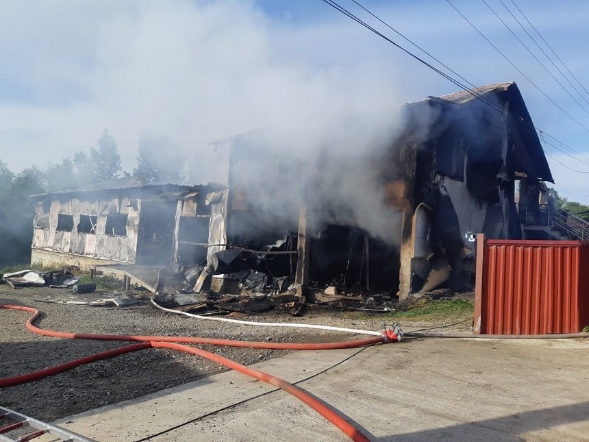  Incendiu masiv la un atelier de mobilă, o casă şi un magazin (FOTO)