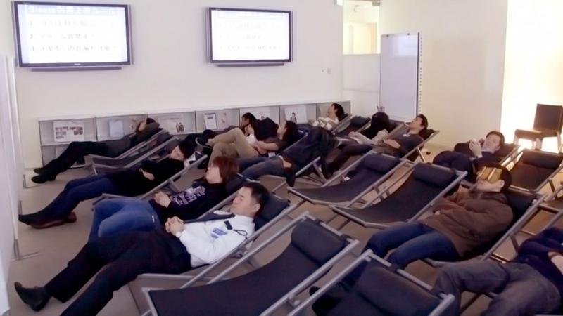  Japonezii încurajează angajații să doarmă 30 de minute pe zi la muncă. Birourile, reamenajate