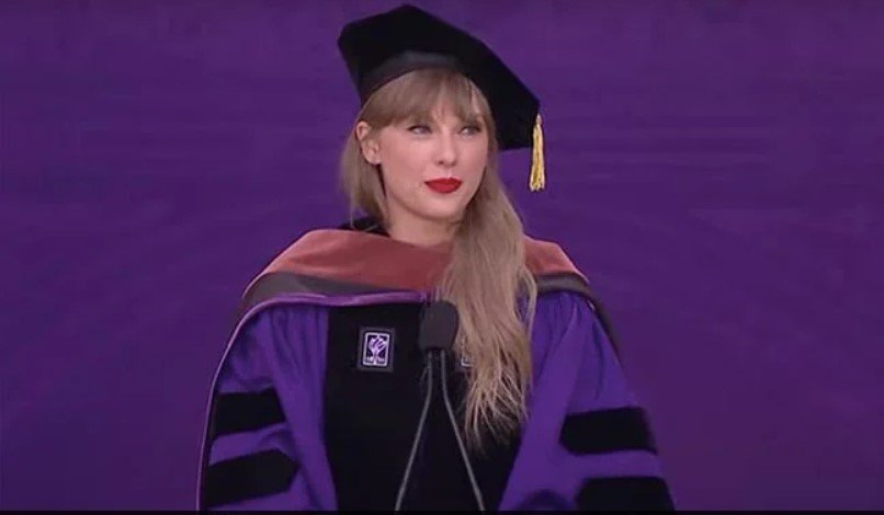  Cântăreaţa Taylor Swift a primit o diplomă onorifică din partea Universităţii New York
