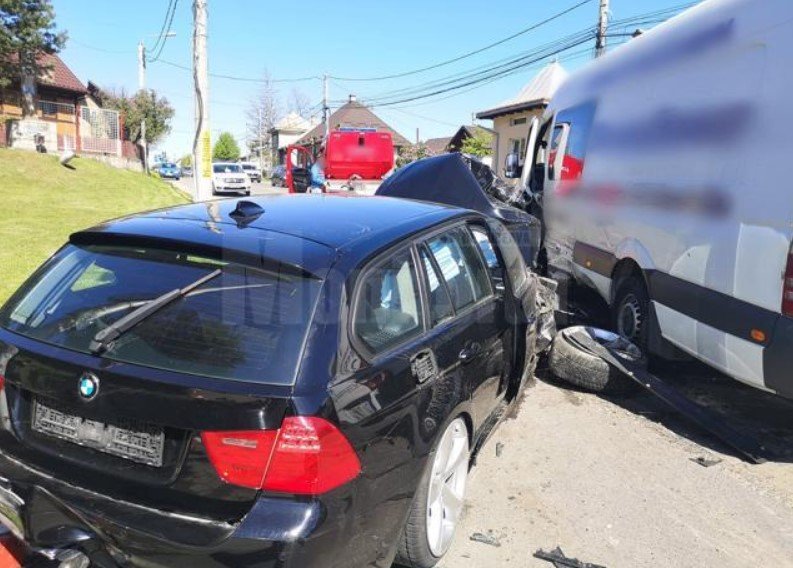  Un microbuz Mercedes a izbit violent un BMW: cinci persoane au fost rănite