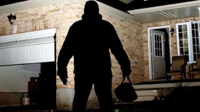  Hoţul a intrat în casă, a ameninţat proprietarul să stea nemişcat şi a furat tot ce i-a căzut în mână