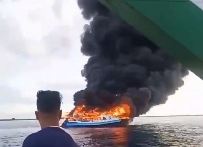  Un feribot a luat foc în Filipine: cel puţin şapte persoane şi-au pierdut viaţa (VIDEO)