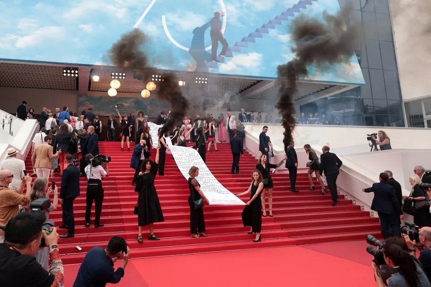  VIDEO: Protest incendiar la Festivalul de la Cannes. Numele femeilor ucise din Franța au apărut pe covorul roșu. Bombele de fum, ascunse în lenjerie